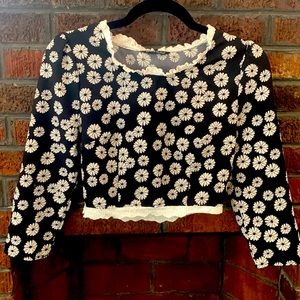 Black and white daisy cropped blouse with white lace and side sipper.